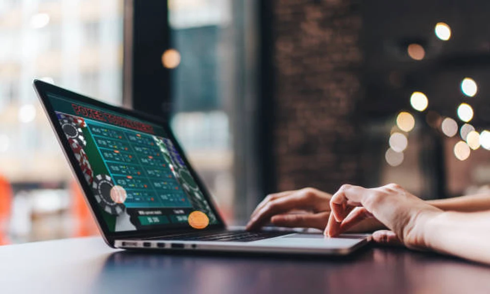 Does session data display after each roulette game round?